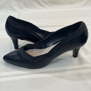 Easy street Elegant navy Heels with Pointed Toe size 9